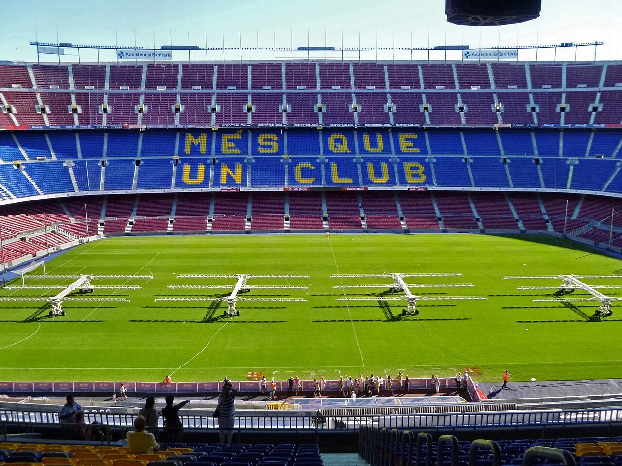 Camp Nou före ombyggnaden, med texten Més que un club i blått och gult på läktaren